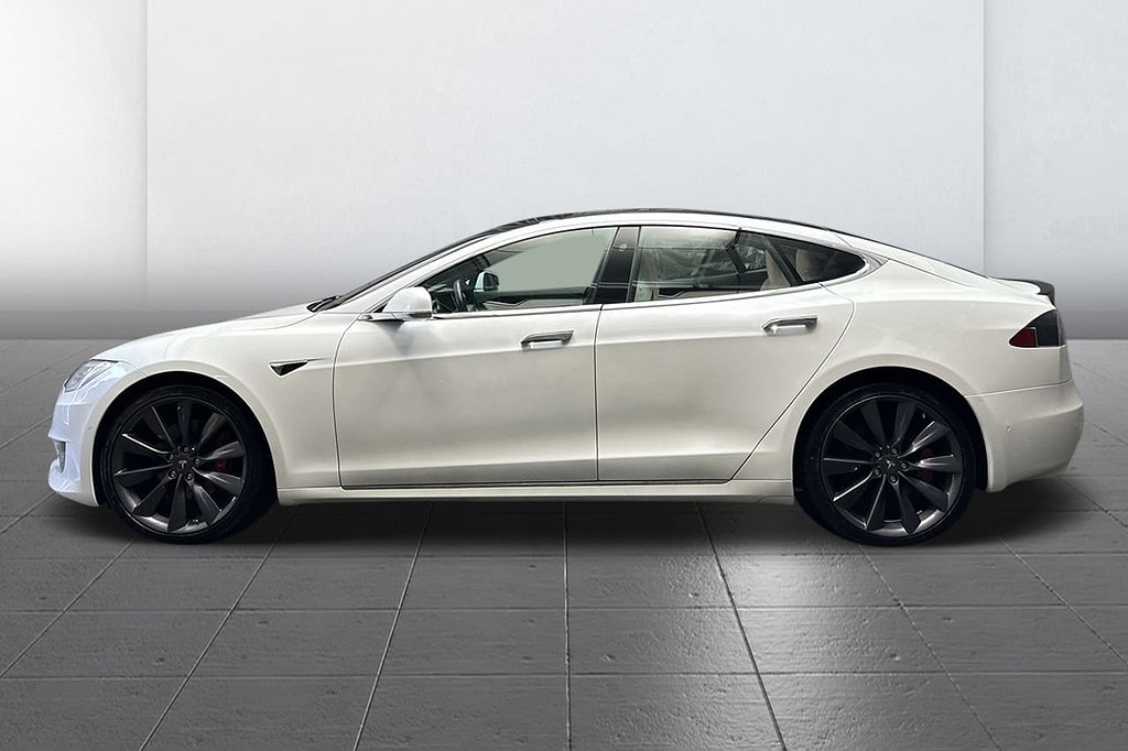 Tesla Model S Performance Ludicrous+ Vit inred. 21” Moms