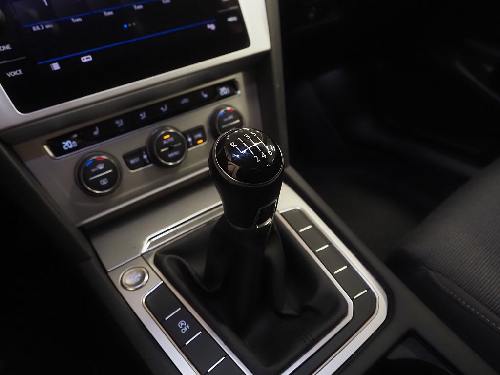 Volkswagen Passat SC 1.5 TSI 150hk Cockpit P-Sensorer 2019