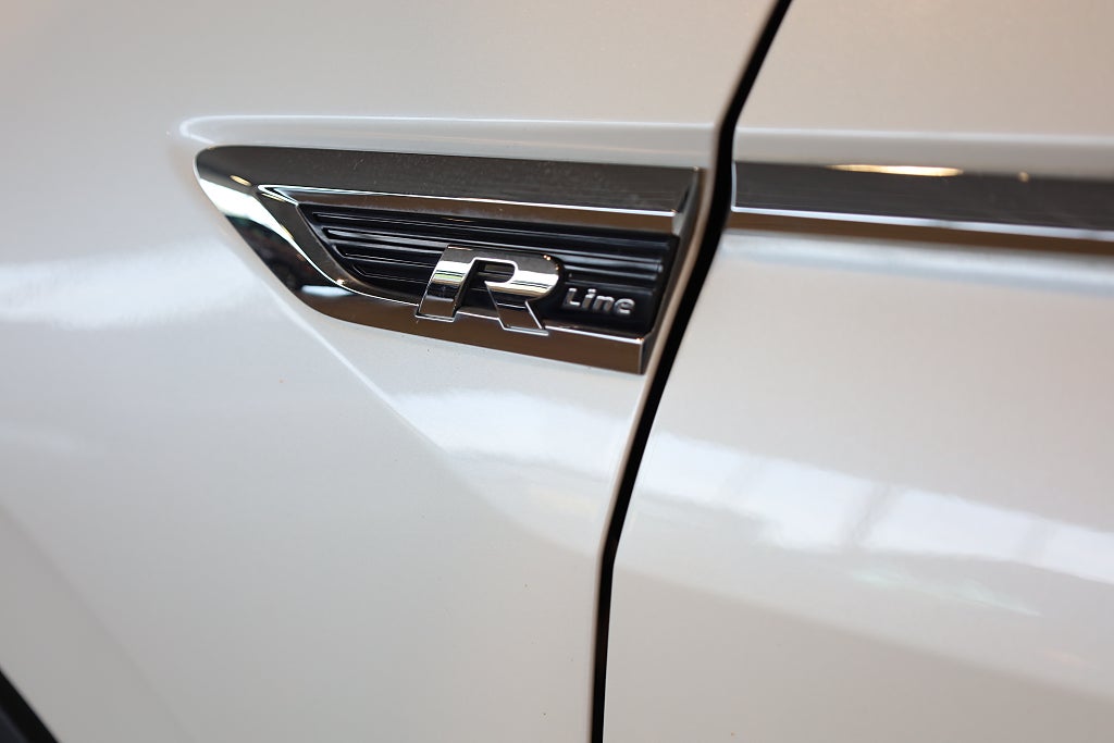 Volkswagen Tiguan 2.0 TSI 4M AUT R-Line Pano Cockpit Dynaudio Värmare Dra 2019