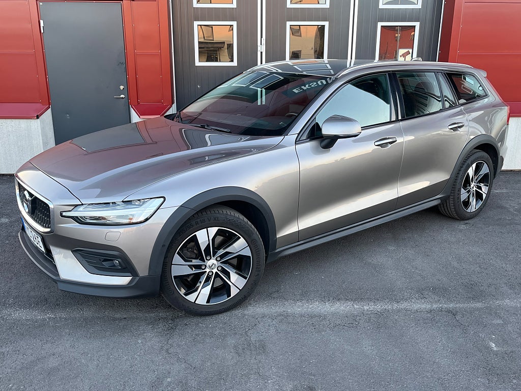 Volvo V60 Cross Country D4 AWD Geartronic Momentum 190hk 1 Brukare Navi Värmare