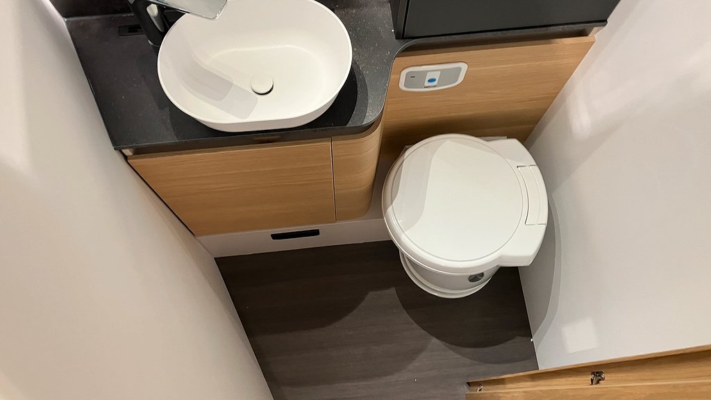 Adria Coral 670 DC Plus / Queenbedd / Automat / Markis /  - Adria