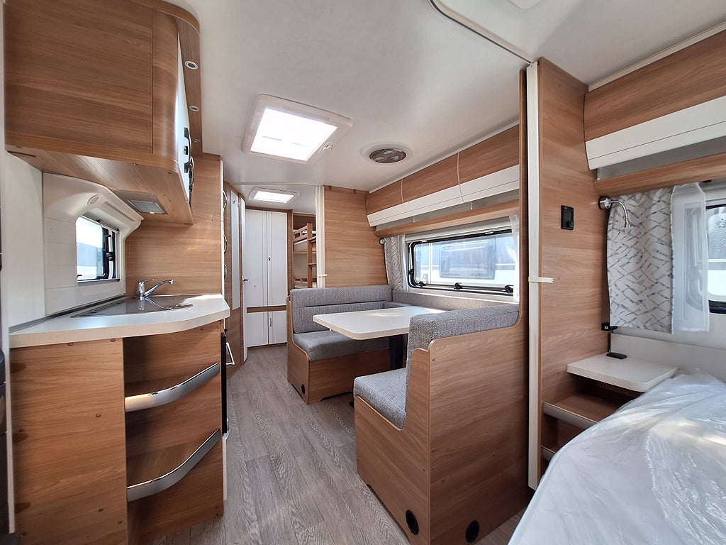Hobby De Luxe 545 KMF Barnkammare: 3 Bäddar, Dusch, Kampanjprodukt!