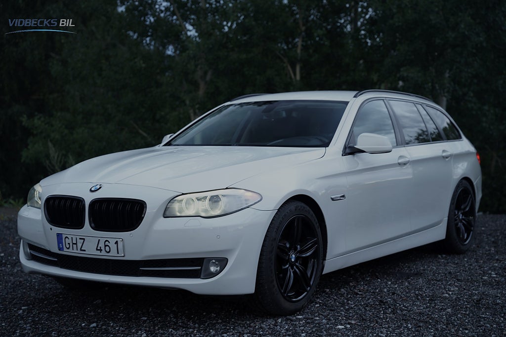 BMW 525D xDrive SPORTPAKET DRAGKROK P-SENSORER SKINN HIFI 218HK