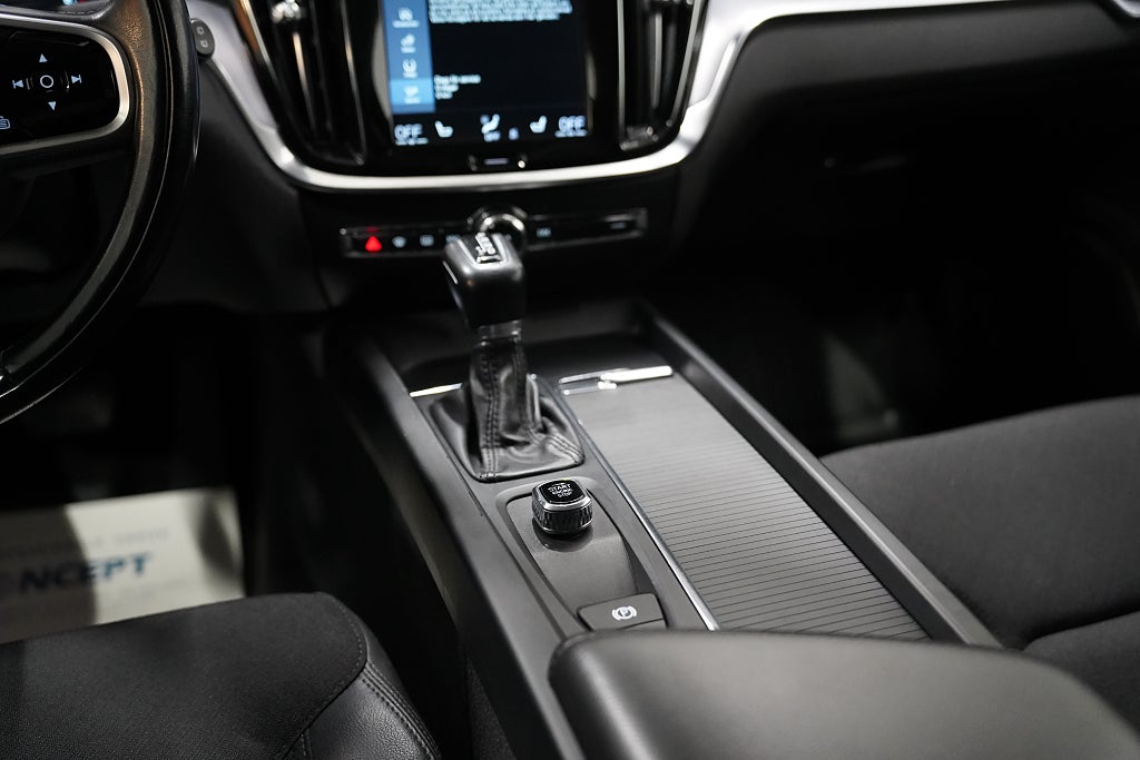 Volvo V60 Cross Country D4 AWD 190hk Momentum D-värm Drag VOC P-sens MOMS