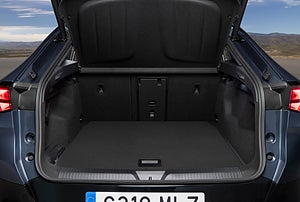 Öppen baklucka av en bil som visar bagageutrymmet.