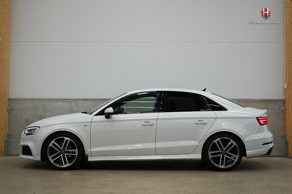 Audi A3 Sedan 35 TFSI S Line Svart opt B&O Carplay Adapt-fart 