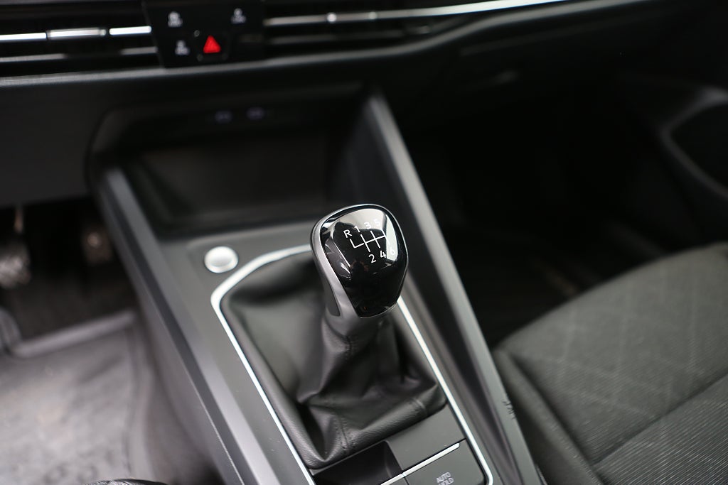 Volkswagen Golf 1,0 TSI 110HK P-Värmare Dragkrok Kamera 2022