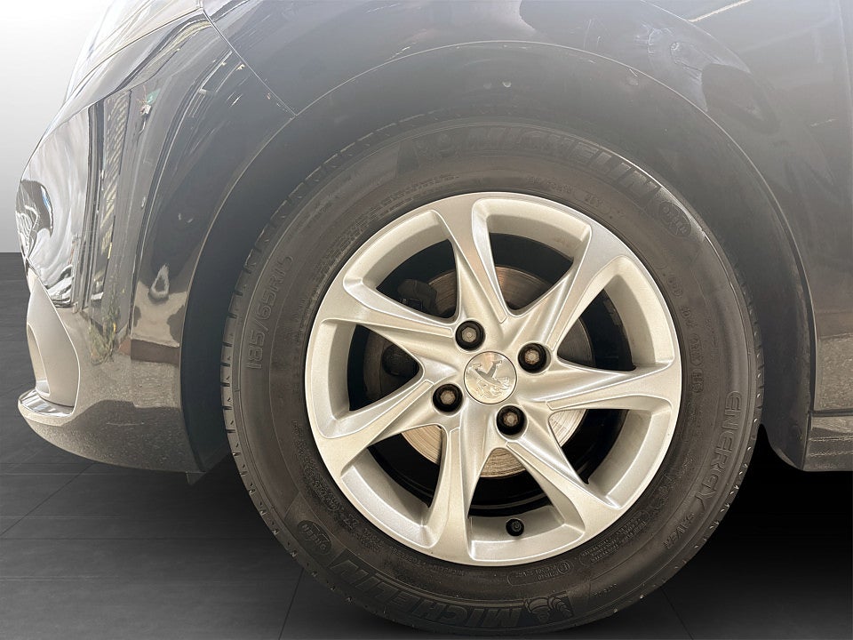 Bild på Peugeot 208 5D Active Style 1.2 PT 82hk Aut PANO
