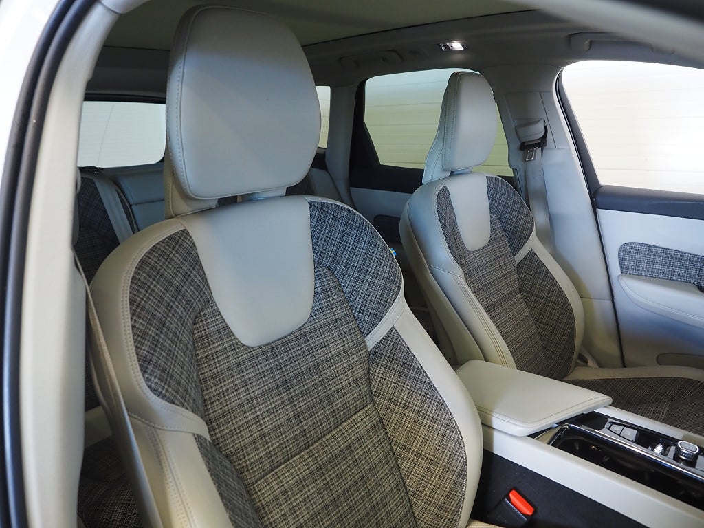 Volvo XC60 B4 AWD Geartronic Momentum 360° Pano Drag Navi Värm