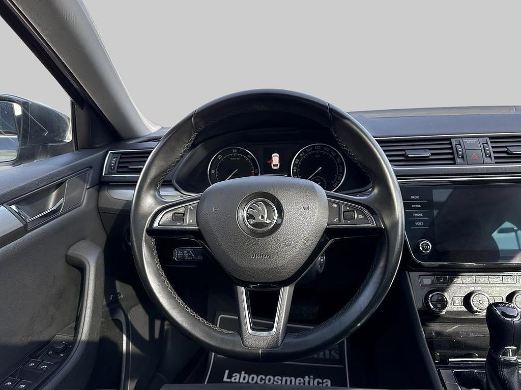Skoda Superb 2018 - miniatyr 9