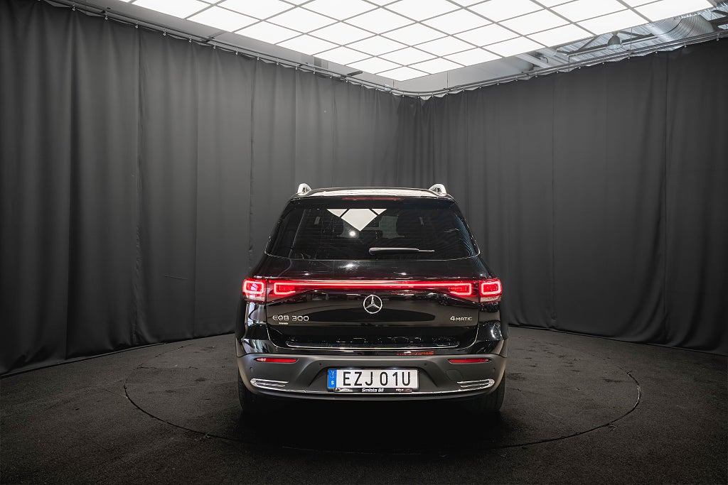 Mercedes-Benz EQB 300 4MATIC KAMERA DISTRONIC+ 1-ÄGARE 95.5% SoH MOMS
