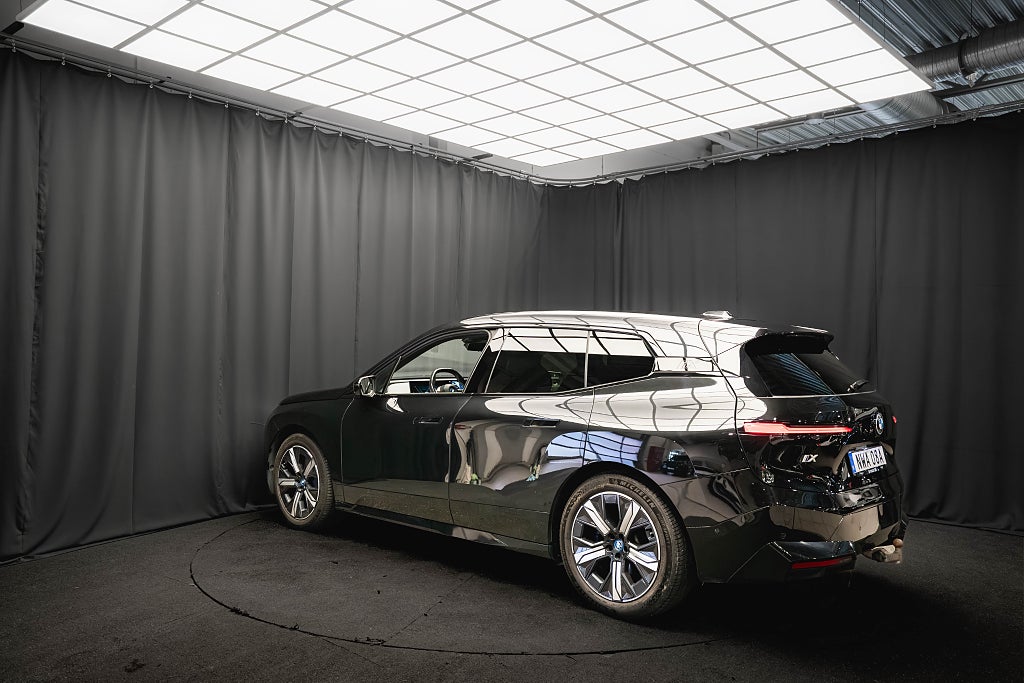 BMW iX xDrive50 LUFTFJÄDRING BAKAXELSTYRNING DRAG 97%SoH MOMS