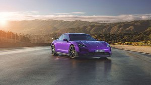 Lila Porsche Taycan på väg i ögenlandskap
