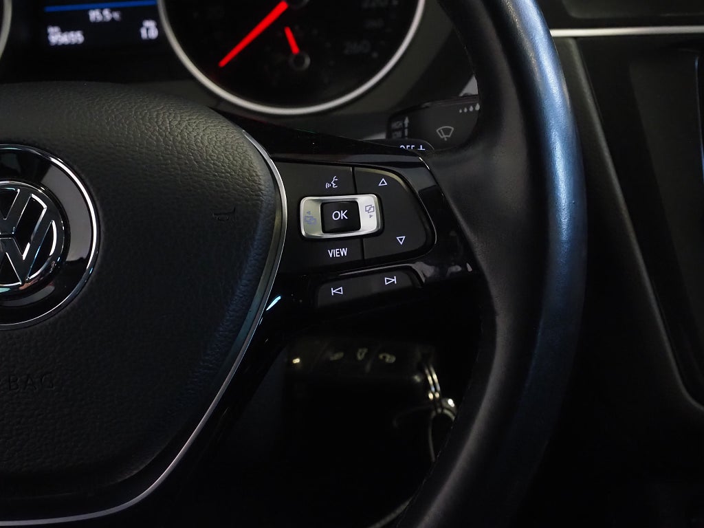 Volkswagen Tiguan 2.0 TDI 4Motion R-Line P-Värm Drag Kamera 19" Carplay 2019