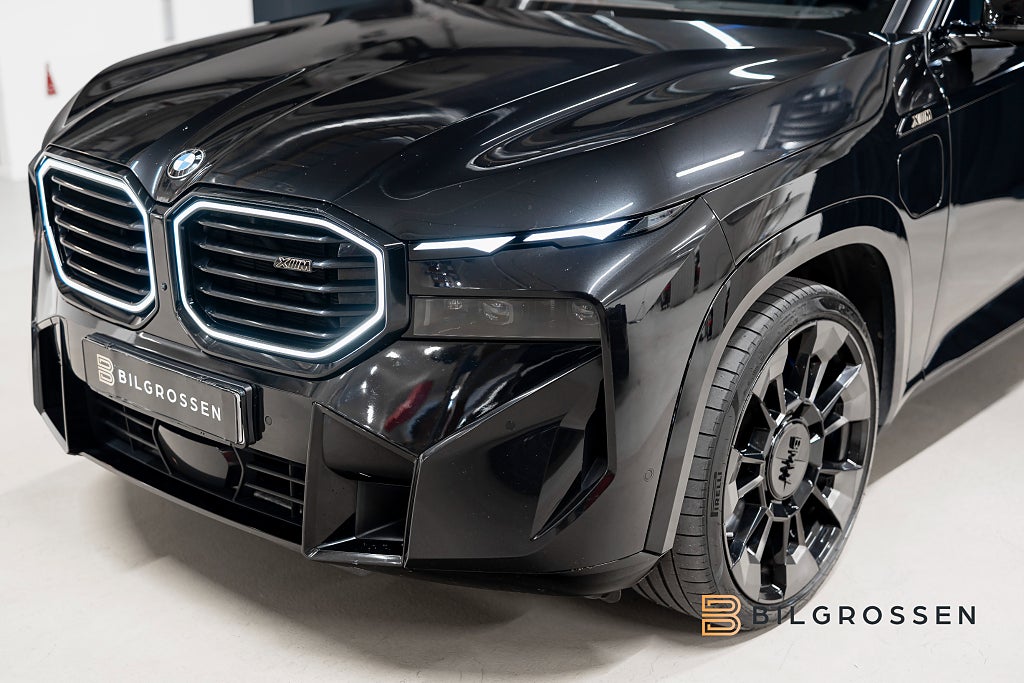 BMW XM 4.4 V8 xDrive B&W Merino Massage Softclose Bakaxelstyrn