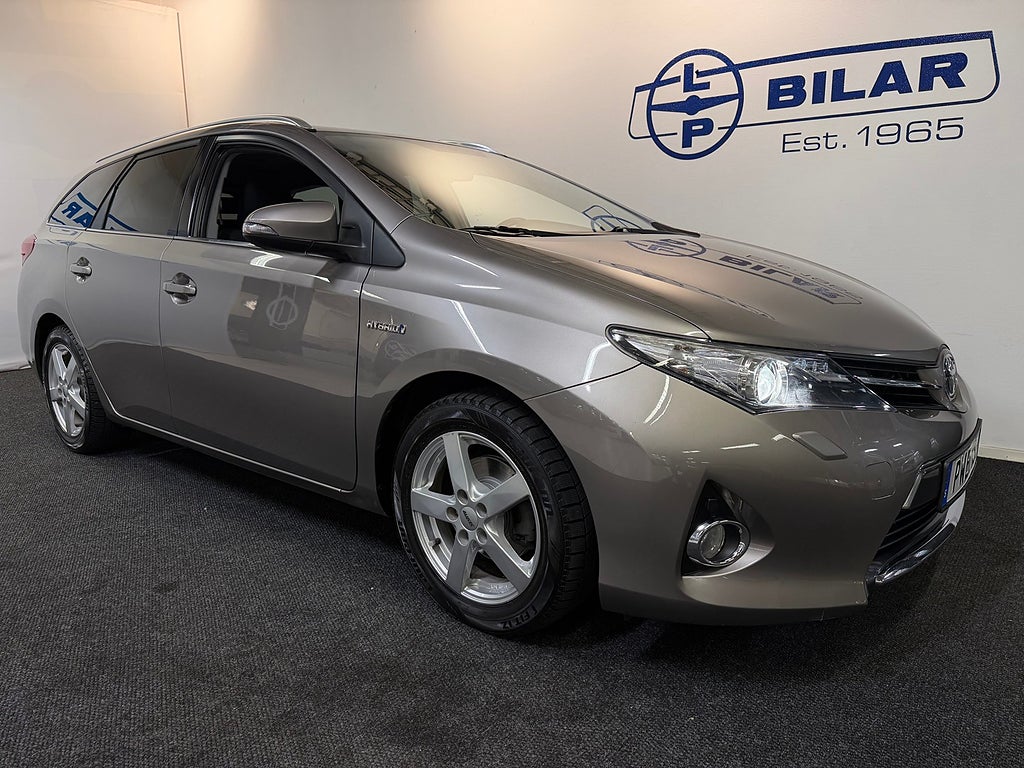 Toyota Auris Touring Sports Hybrid  | Vinterhjul | Nyservad | Aut