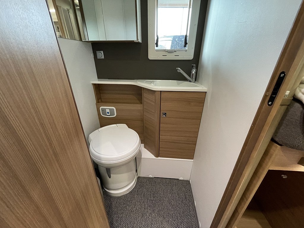 Adria Matrix Plus 670 SL / Automat 150hk / Solcell / Dragkrok / ALDE / - Adria