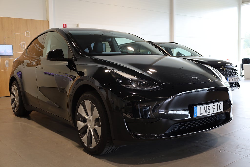 Tesla Model Y Standard Range RWD Navi Kamera Leasbar Drag Pano 2023