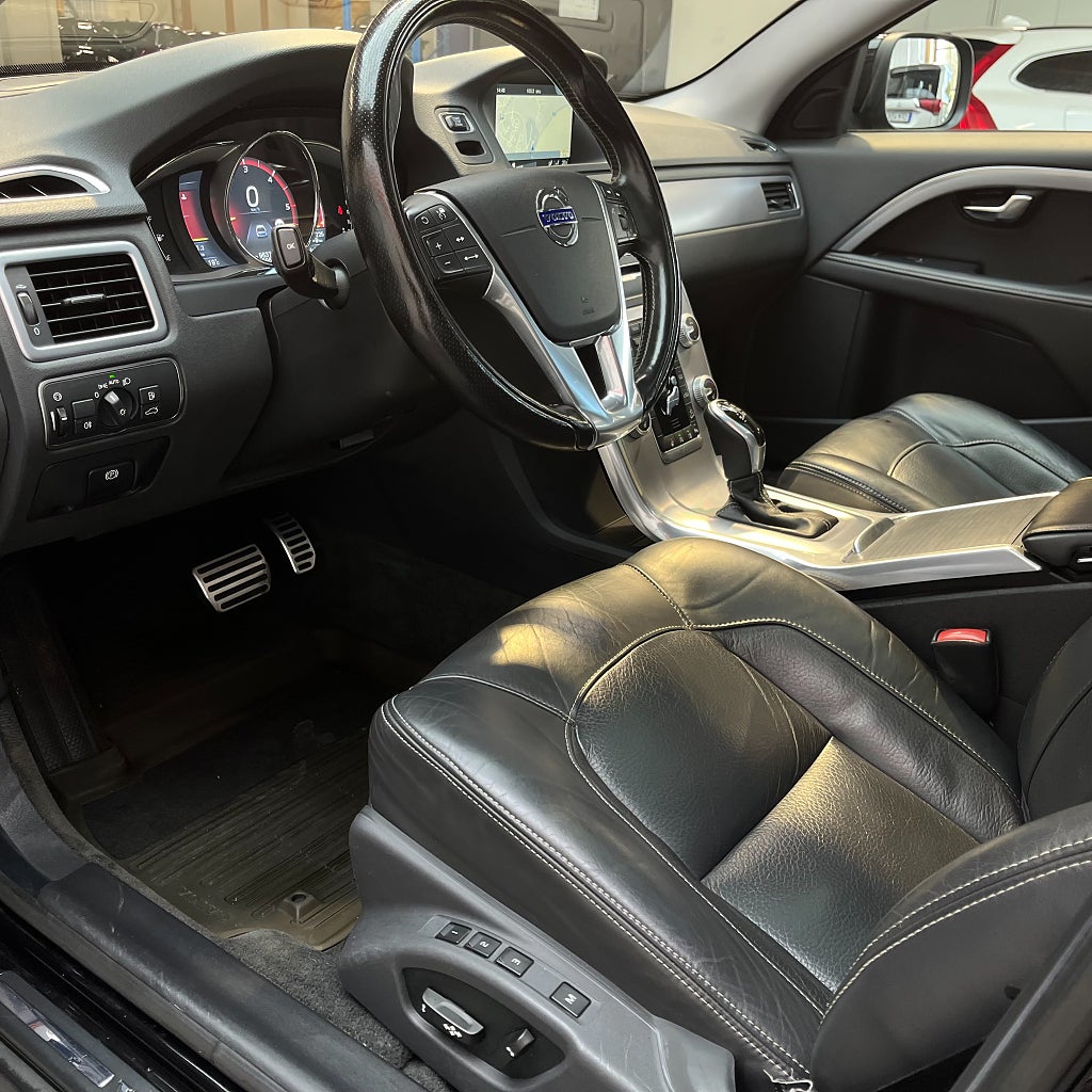 Volvo XC70 D5 AWD Dynamic Edition Glastaklucka Navi Värmare Drag