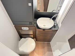 Husbil-halvintegrerad Adria Coral 670 SLT Supreme 21 av 37