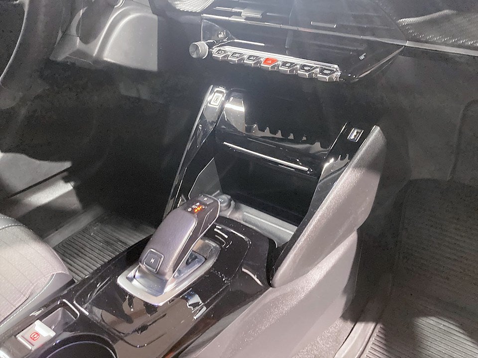 Bild på Peugeot 2008 Allure 1.2 PT 130hk Aut - B-KAMERA, CARPLAY