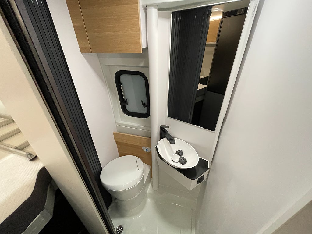 Adria Twin 640 SGX /Automat /höj & sänkbar säng/Multimedia/ - Adria