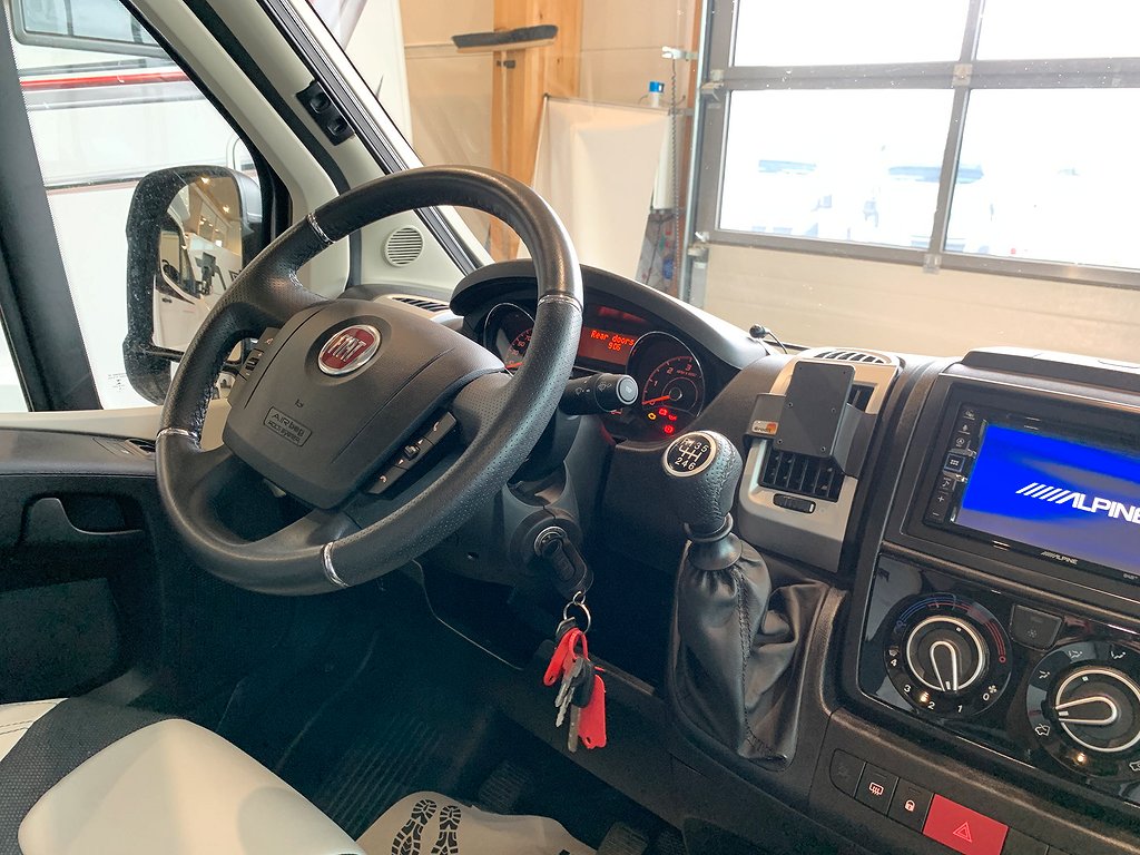 Pilote V 630 J / B-körkort / Långbädd / Solcell / Ugn /160hk - Pilote