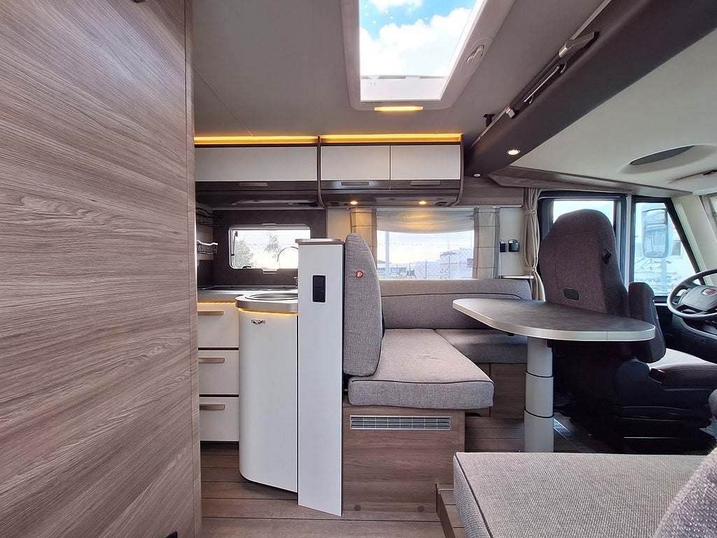 Knaus Live I 700 MEG Långbädd, Automat, Solcell, AC, Dragkrok