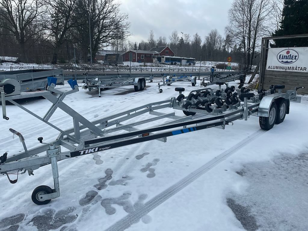 Tikitreiler 2600 BT Multirullar bromsad 80 km/h båttrailer 