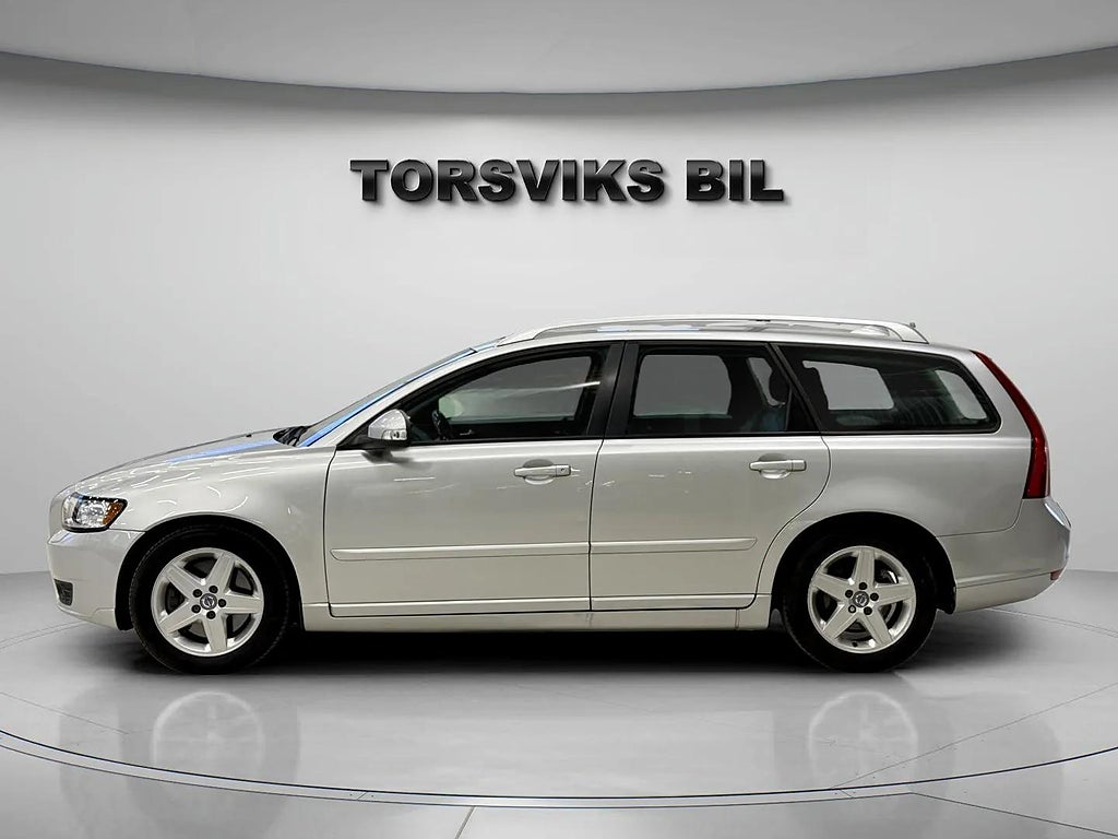 Volvo V50 2.0 D Powershift Summum Navi Skinn Drag Nybes Nyservad  - miniatyr 3