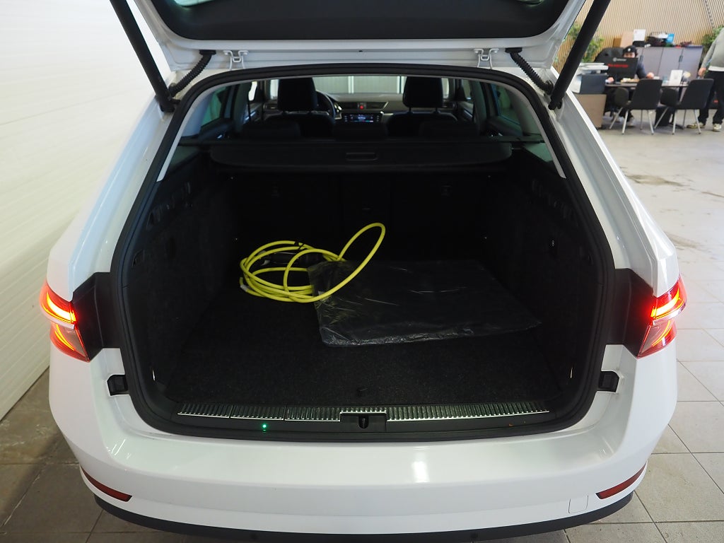 Skoda Superb iV 218hk Plug-in Style Drag Cockpit Värmare B-Kam Moms 2022