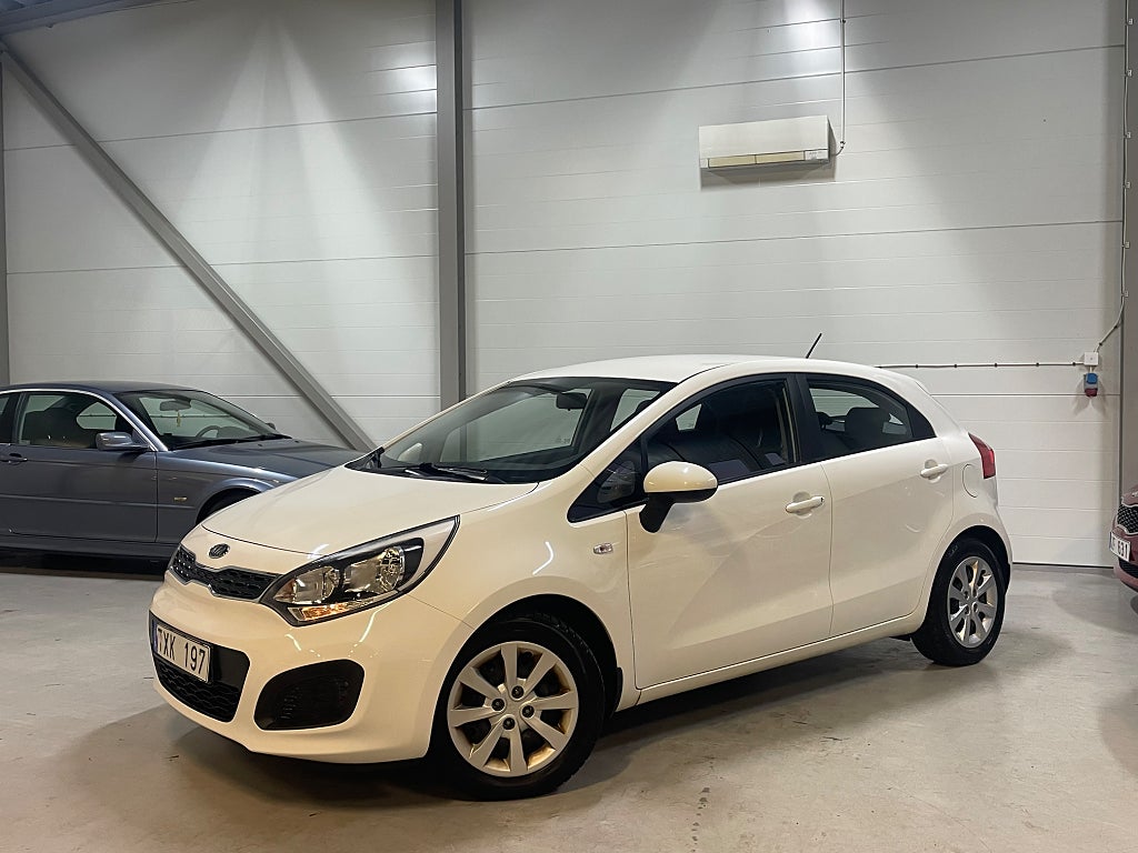 Vit Kia Rio hos MTD Bilar i Kalmar