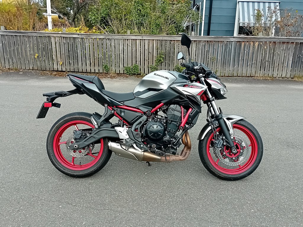 Kawasaki Z650 Nyservad & Nytt framdäck 