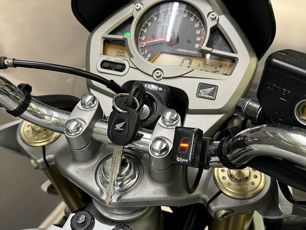 Honda Powersports CB600F Hornet | 2 Brukare | Växelvisare | Kraschpuckar |
