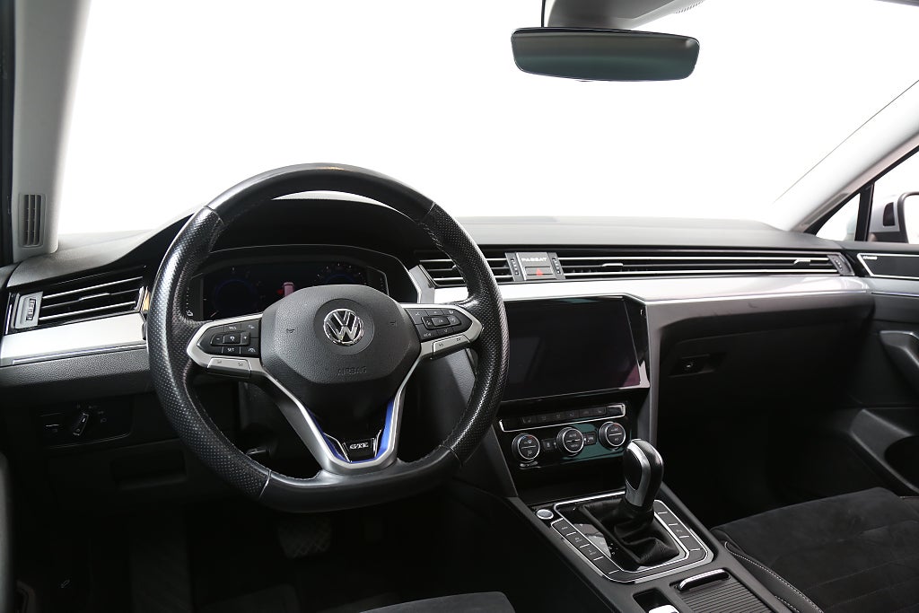 Volkswagen Passat Sportscombi GTE Executive Cockpit Panorama Värmare Drag 2020