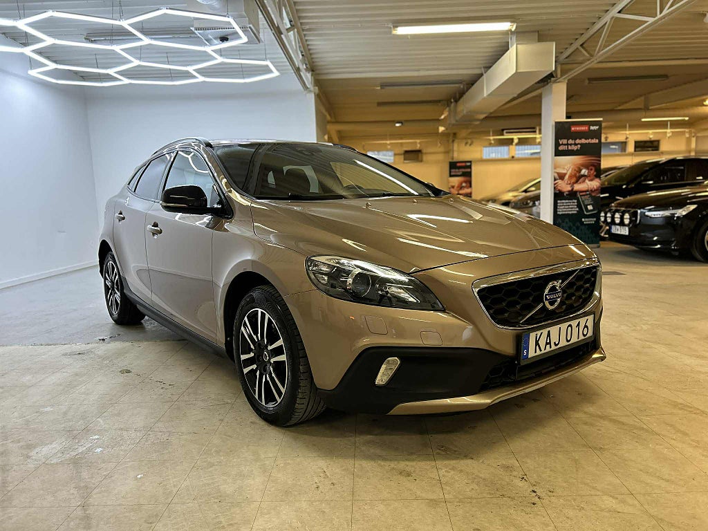 Volvo V40 Cross Country D3 Momentum Dragkrok D-Värm Navi Sensorer Kamrem bytt