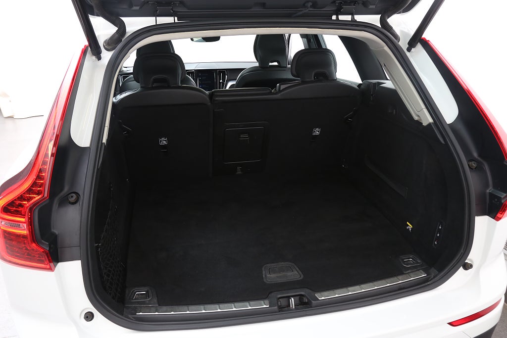 Volvo XC60 T8 Twin Engine Momentum Adv AWD Orrefors Panorama Drag