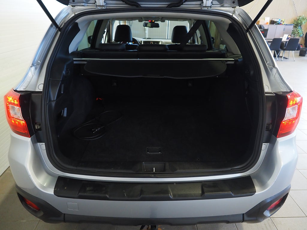 Subaru Outback 2.5 4WD Lineartronic 175hk Drag Skinn B-Kamera M-Värm