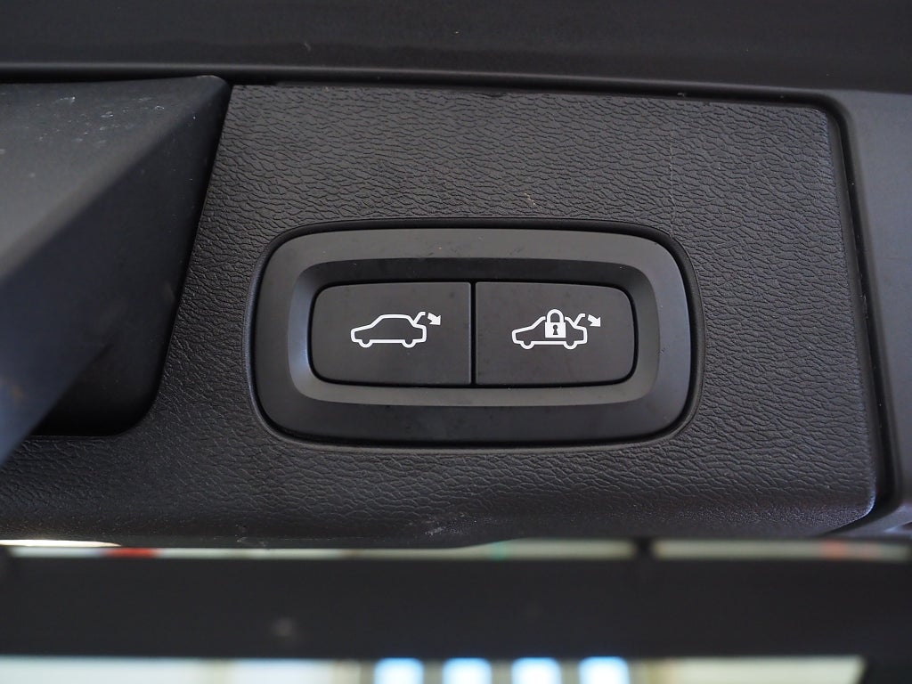 Volvo XC60 B4 AWD Geartronic Momentum 360° Pano Drag Navi Värm