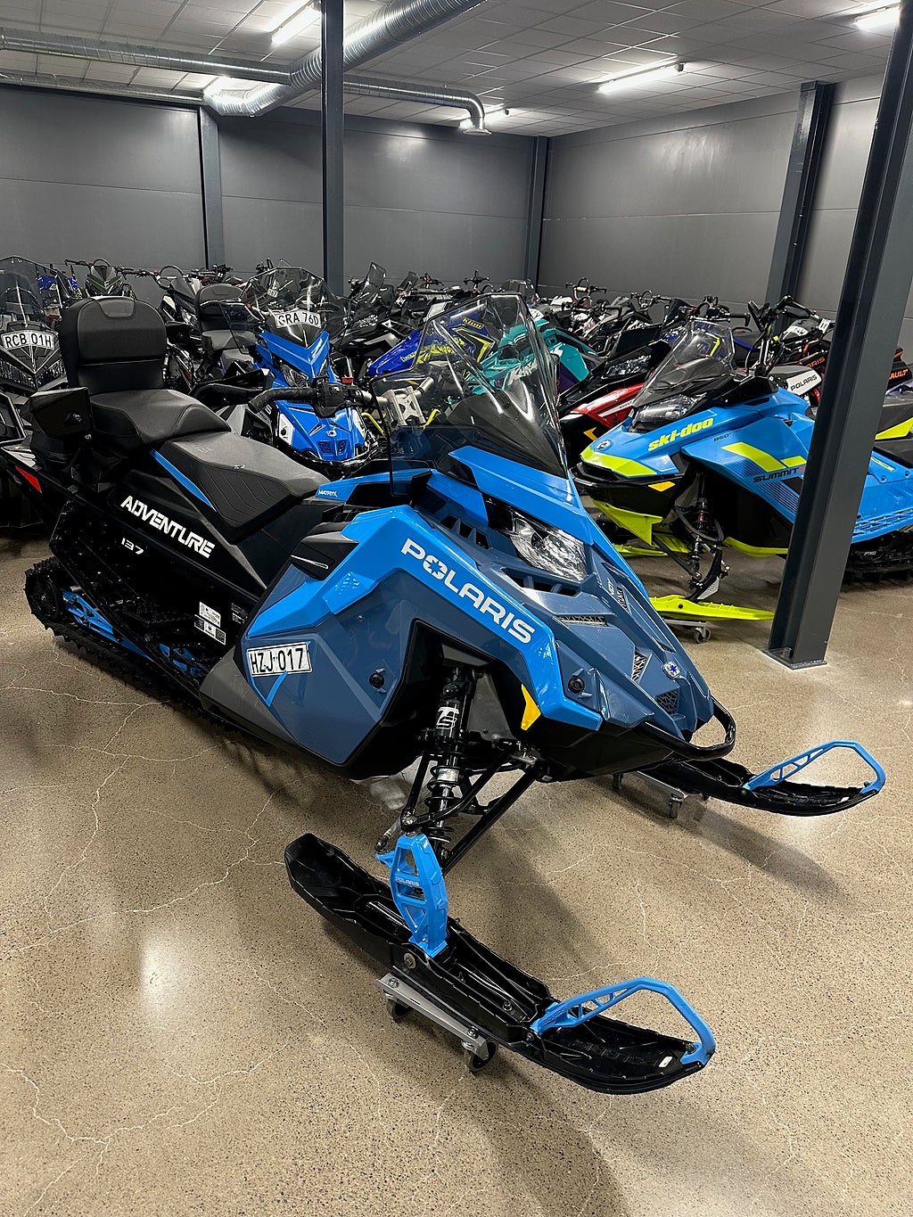 Polaris INDY Adventure S4 137" (momsad) 