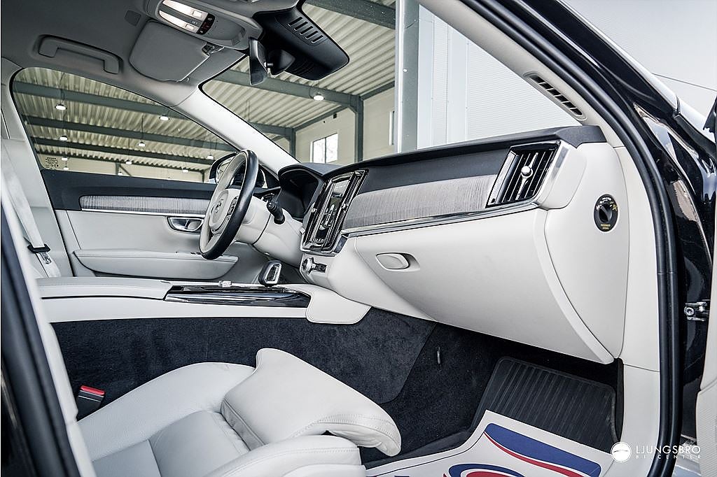 Volvo V90 Recharge T6 AWD Dark Plus 350hk