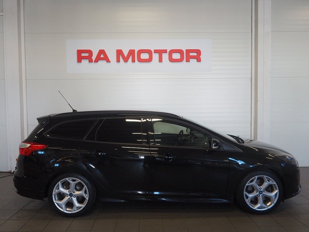 Ford Focus ST II Kombi 250hk |  P-Sensorer 2014