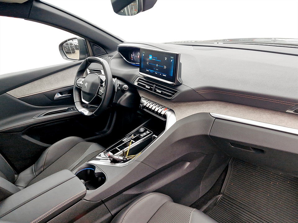 Bild på Peugeot 5008 GT 1.2 PT 130hk Aut 7-SITS B-KAMERA CARPLAY