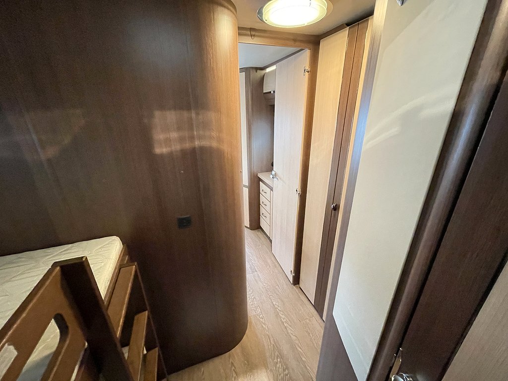 Hobby 720 Prestige KFU /ALDE/Förtält/Mover/AC/Solcell/Barnkammare - Hobby