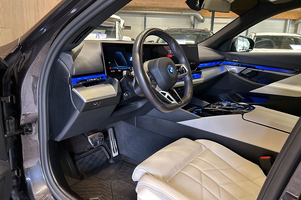 BMW i5 eDrive40 Touring M-sport Pro / Panorama Comfortpkt /