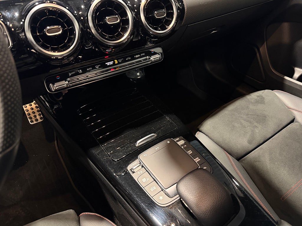 Mercedes-Benz A 180 136hk 7G-DCT AMG Line |M-Värm|Navi|B-Kam|Widescreen