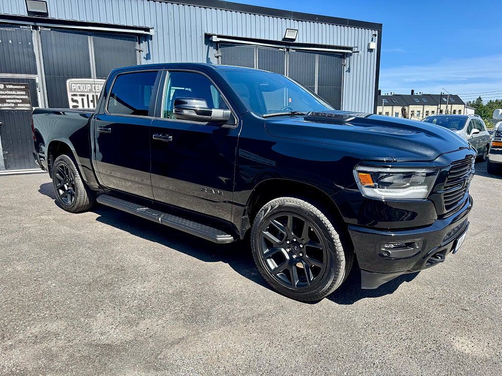 Dodge RAM 1500 Crew Cab Laramie Night HEMI 4WD