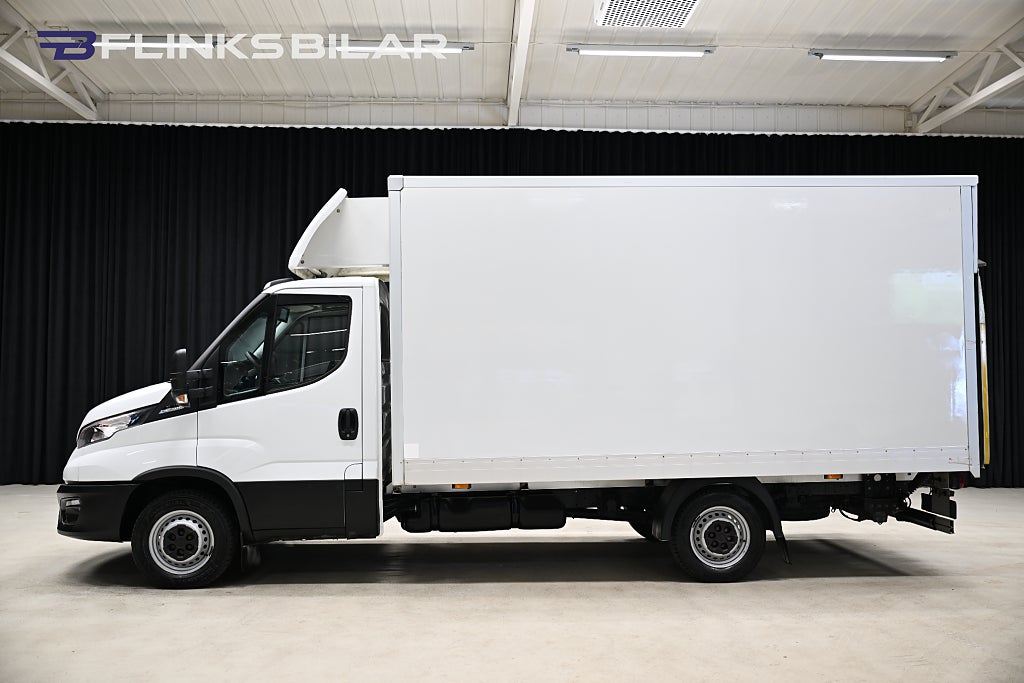 Iveco Daily 136HK Automat|Volymskåp|BgLyft|Sidodörr|Backkamera|Moms
