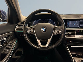 BMW 330e Sport line 360°kamera HuD Rattvärme Navigation S&V-däck – bild 9