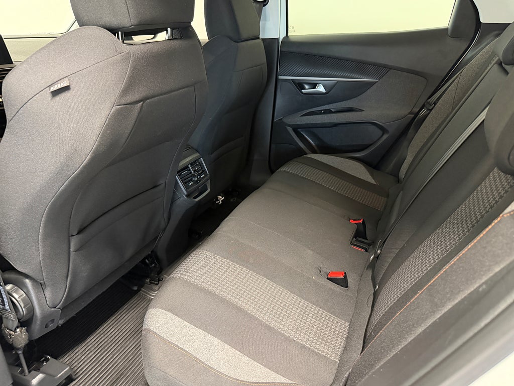 Peugeot 3008 1.2 PT 130 EAT Active SoV Hjul Presentkort ICA 5000KR thumbnail